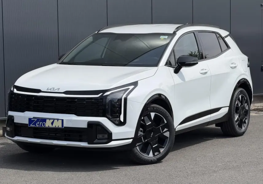 KIA SPORTAGE blanc en 3/4 avant droit, avec calandre noire et jantes alliage 19 pouces distinctives.