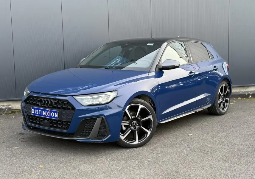 Audi A1 Sportback 30 TFSI bleu Ascari en 3/4 avant droit avec toit et arches noirs, jantes Rotor anthracite 18 pouces