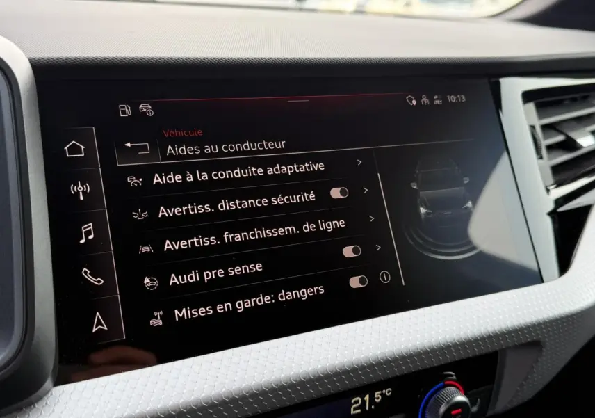 Écran central de l'Audi A1 Sportback 30 TFSI 110 S-Tronic 2023 affichant les aides à la conduite en mode nuit