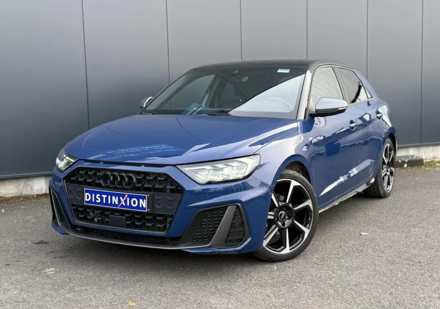Audi A1 Sportback bleu Ascari en 3/4 avant droit avec toit noir et jantes Rotor 18 pouces anthracite