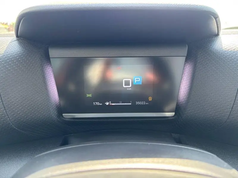 Affichage tête haute numérique du tableau de bord de la Citroën C4 X 2024, avec indicateur de vitesse et kilométrage.