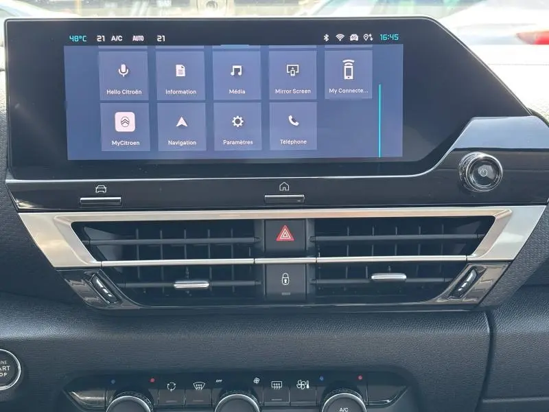 Tableau de bord de Citroën C4 X 2024 avec écran tactile multifonction et commandes climatisation visibles