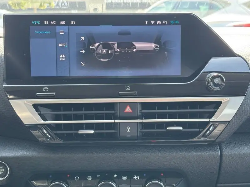Tableau de bord de la Citroën C4 X 2024 avec écran tactile et commandes d'air en finition Rouge Elixir