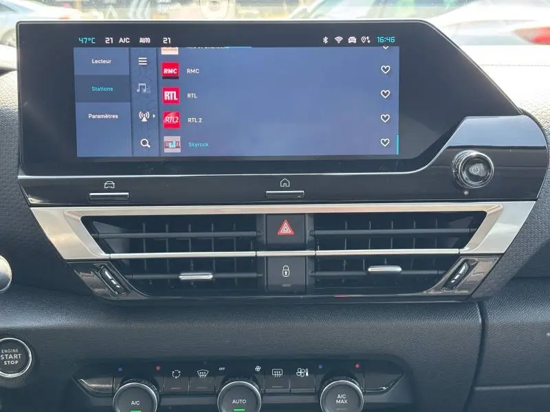 Tableau de bord de Citroën C4 X 2024 avec écran tactile et commandes de climatisation visibles en gros plan