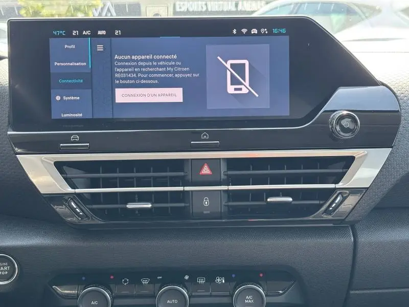 Tableau de bord de Citroën C4 X 2024 avec écran tactile large et commandes climatisation en vue frontale rapprochée.