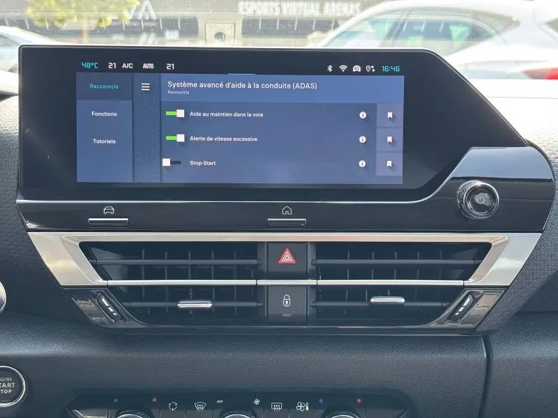 Écran tactile central affichant les aides à la conduite dans l'habitacle d'une Citroën C4 X rouge Elixir 2024.