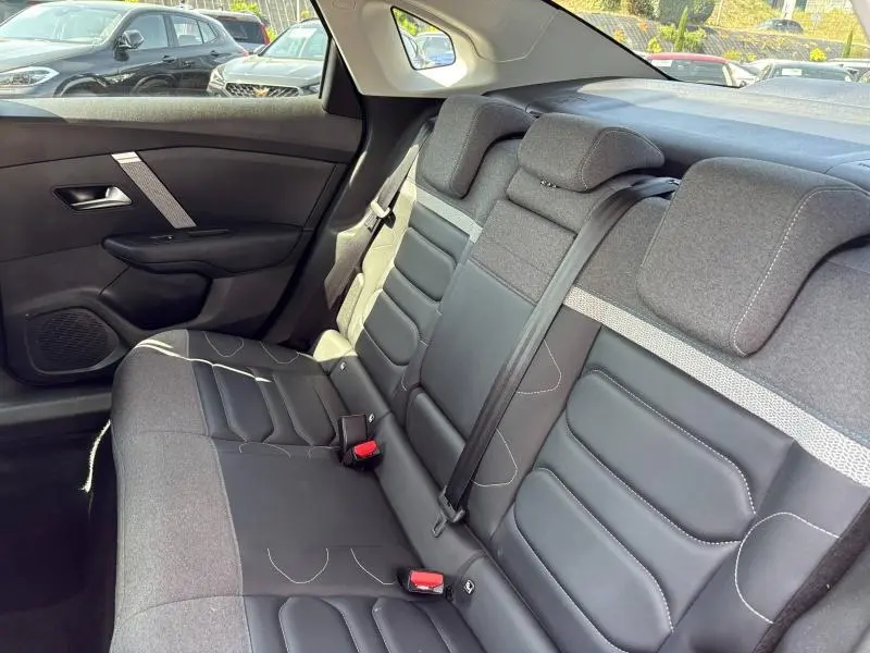 Vue intérieure côté gauche de la banquette arrière en textile noir et gris de la Citroën C4 X 2024.