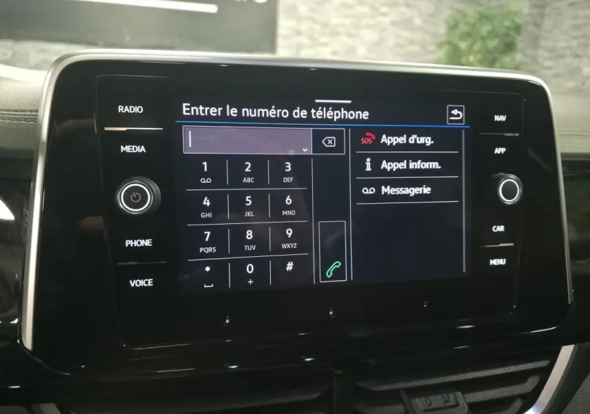 Écran tactile central du Volkswagen T-Roc 2025 affichant le clavier pour entrer un numéro de téléphone.
