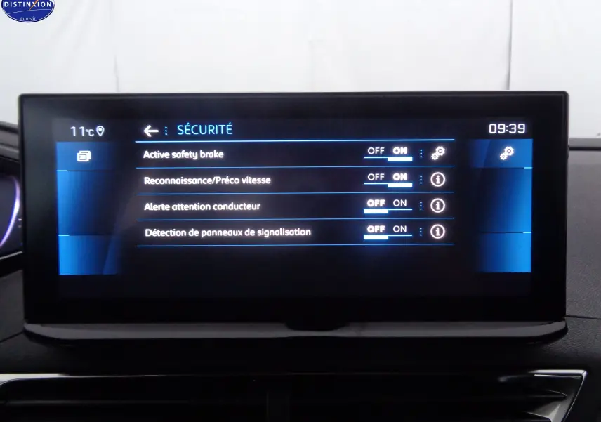 Écran central tactile du Peugeot 3008 2023 affichant les réglages de sécurité activés en mode nuit.