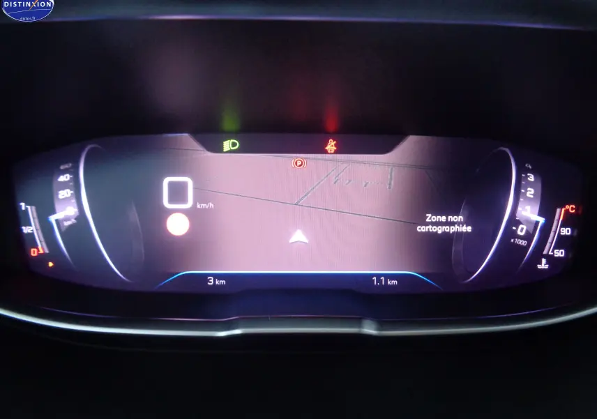Affichage numérique du tableau de bord du Peugeot 3008 noir perle, avec navigation et alertes visibles.