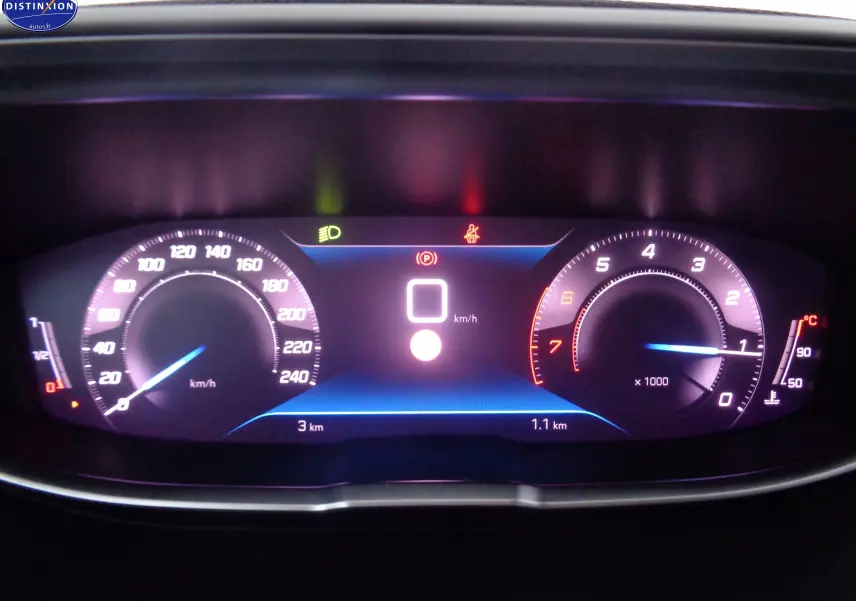Tableau de bord numérique du Peugeot 3008 noir perle, affichant vitesse, compte-tours et voyants allumés.