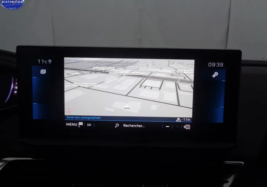 Écran tactile du système de navigation du Peugeot 3008 2023 affichant une carte en 3D avec menu et température.