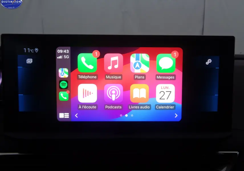 Écran tactile central du Peugeot 3008 2023 affichant l'interface Apple CarPlay colorée et les applications principales.