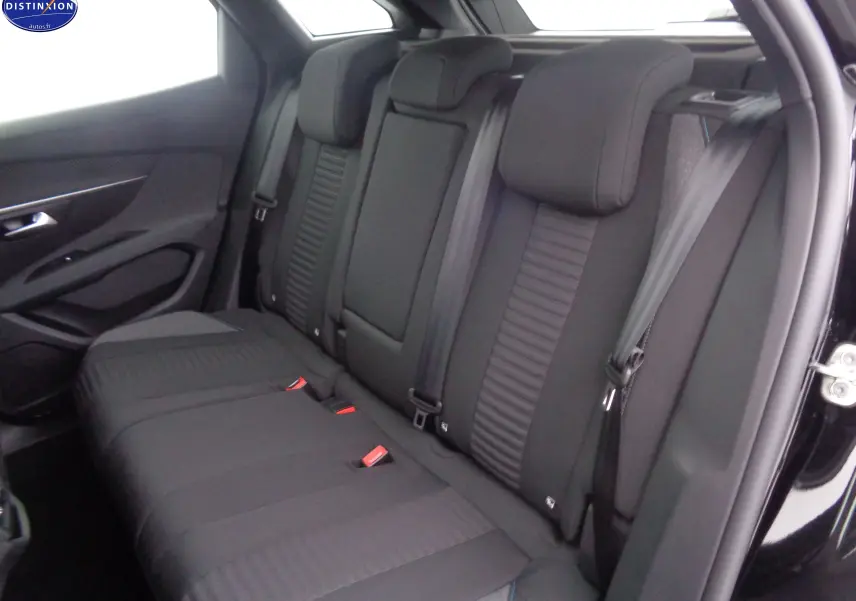 Vue intérieure côté droit des sièges arrière noirs en tissu gris du Peugeot 3008 2023 finition Active Pack.