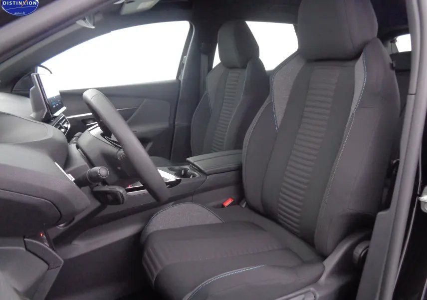 Intérieur avant du Peugeot 3008 2023 noir perle, sièges tissu gris et noir avec surpiqûres bleues, tableau de bord moderne.
