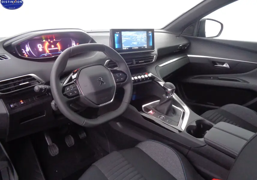 Intérieur du Peugeot 3008 2023 avec tableau de bord numérique, écran central tactile et levier de vitesses manuel.
