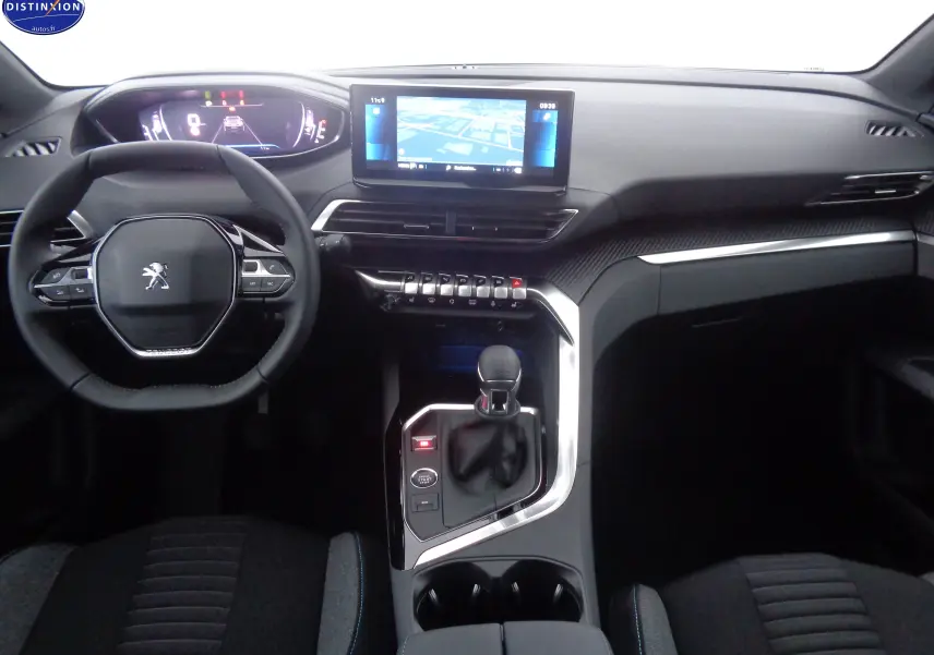 Intérieur moderne du Peugeot 3008 2023, vue du poste de conduite avec écran tactile et volant compact noir.