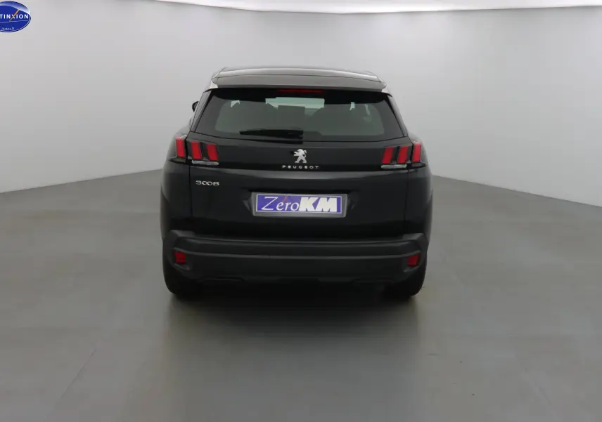 Vue arrière du Peugeot 3008 noir perle métal 2023 avec feux arrière à trois griffes caractéristiques et plaque Zero KM.