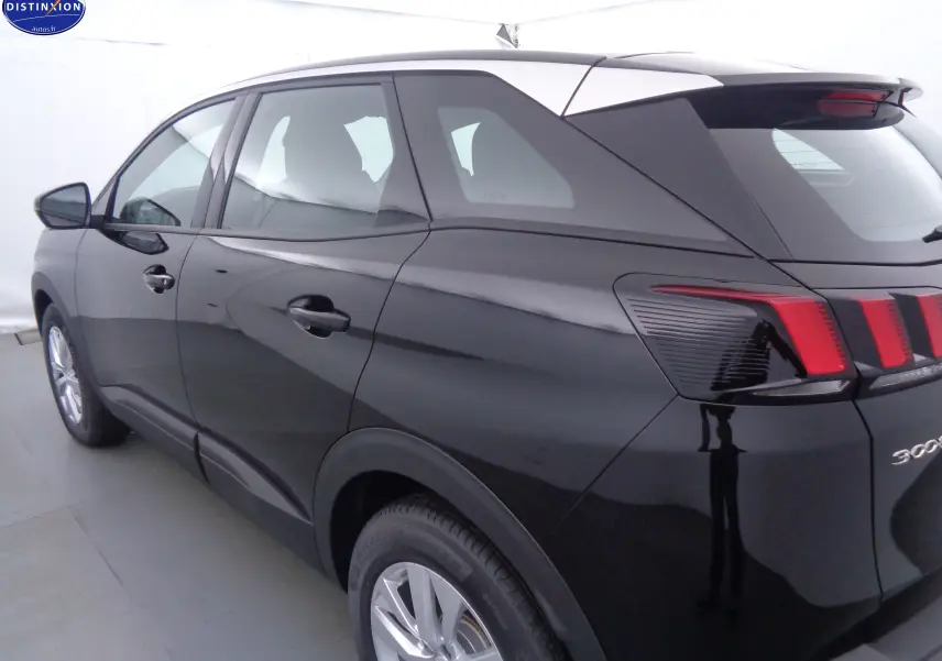 Vue 3/4 arrière côté gauche d'un Peugeot 3008 noir perle métal avec feux arrière à griffes rouges distinctives.
