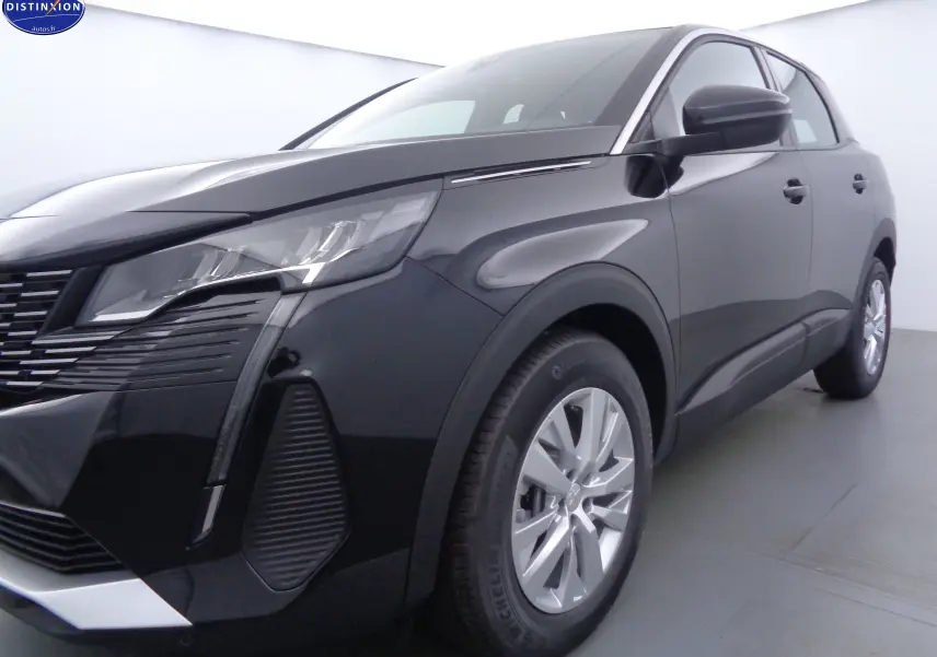 Peugeot 3008 noir perle métal en vue 3/4 avant droit, mettant en valeur ses phares LED et jantes alliage.