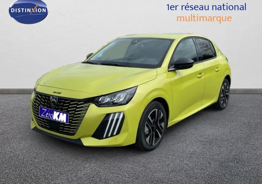 Peugeot 208 jaune Agueda Metal vue 3/4 avant droit, avec calandre noire et feux LED distinctifs.