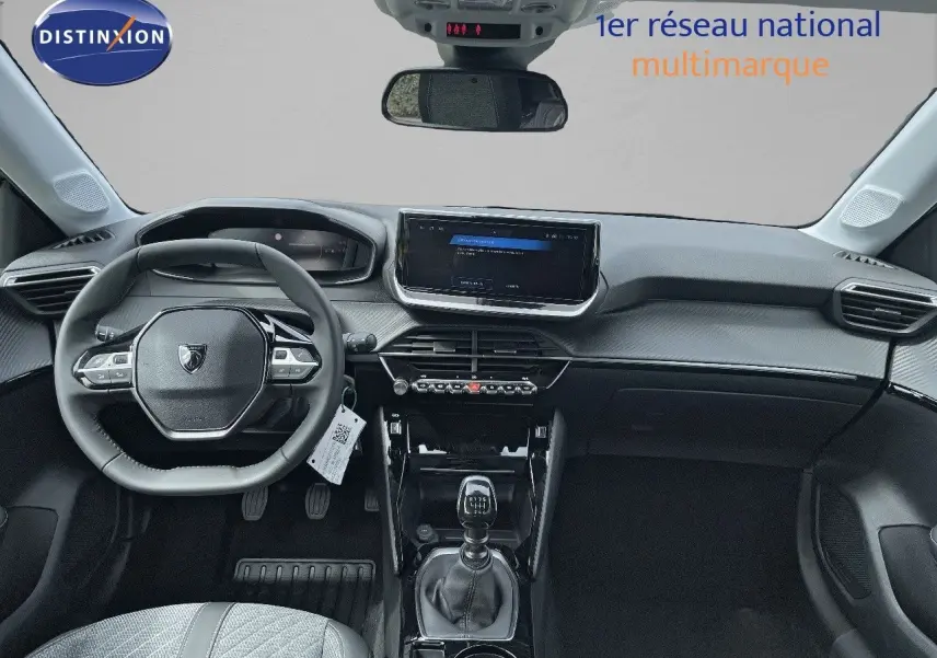Vue intérieure avant du tableau de bord et volant de la Peugeot 208 1.2 PureTech 100ch finition Allure.