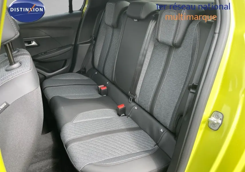 Vue intérieure côté arrière droit montrant la banquette arrière en tissu gris avec surpiqûres, porte ouverte en jaune Agueda Metal.