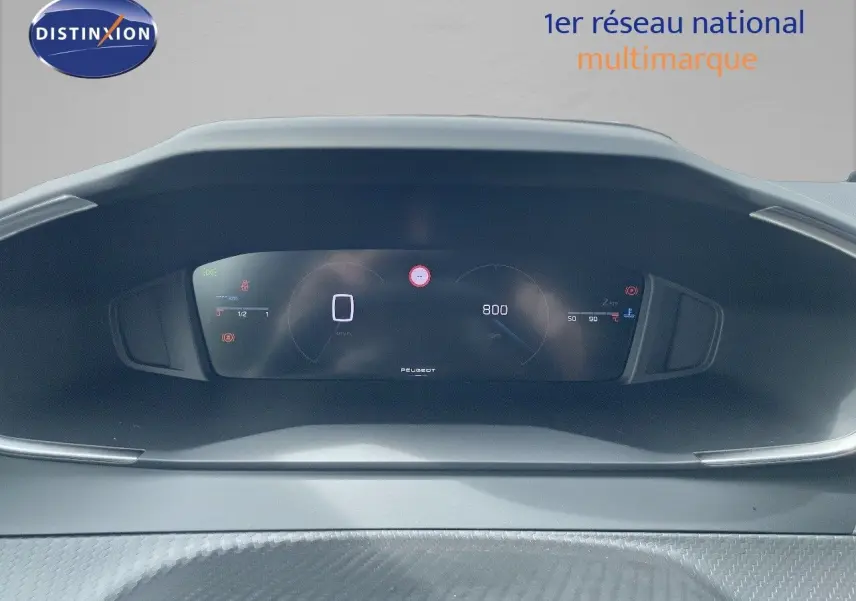 Vue rapprochée du tableau de bord numérique de la Peugeot 208 1.2 PureTech 100ch Allure, affichage digital moderne.