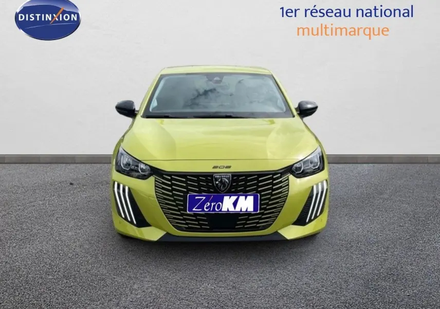 Peugeot 208 jaune Agueda Metal vue de face, avec calandre noire et feux LED verticaux distinctifs.