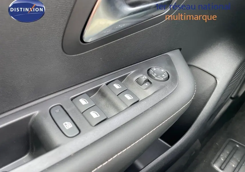 Gros plan sur la commande des vitres électriques côté gauche intérieur d'une Peugeot 208 2025 finition Allure.