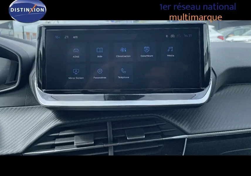 Écran tactile central du tableau de bord de la Peugeot 208 2025, avec interface numérique et finition noire.