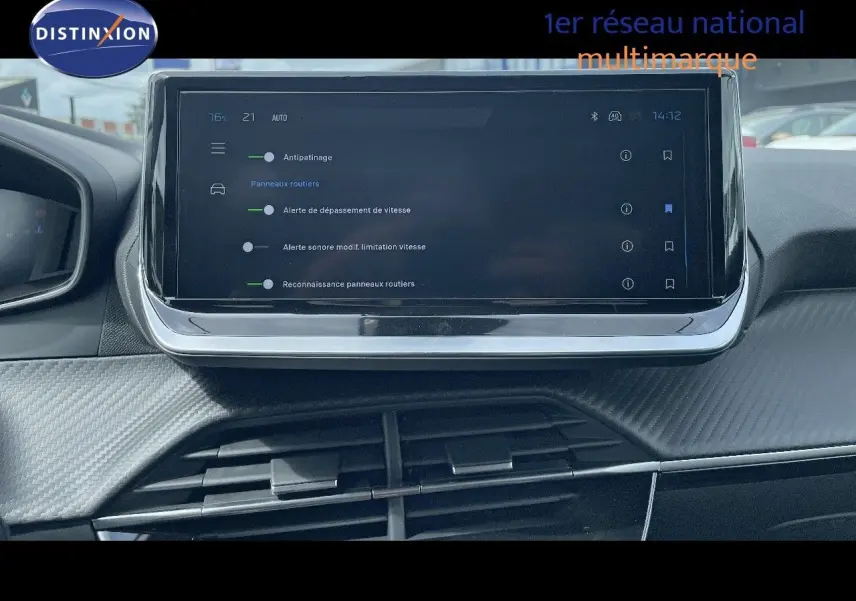 Écran tactile central affichant les réglages d'assistance à la conduite dans l'habitacle d'une Peugeot 208.