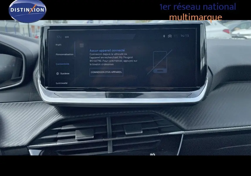 Écran tactile central du tableau de bord de la Peugeot 208 2025, affichant la connexion d'appareil non établie.