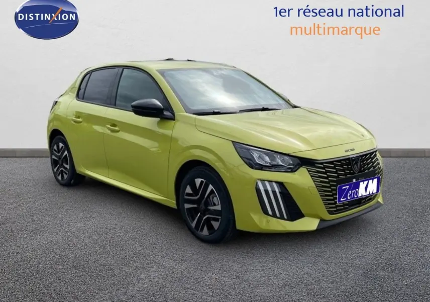 Peugeot 208 jaune Agueda métal vue 3/4 avant droit avec calandre distinctive et phares LED marqués.
