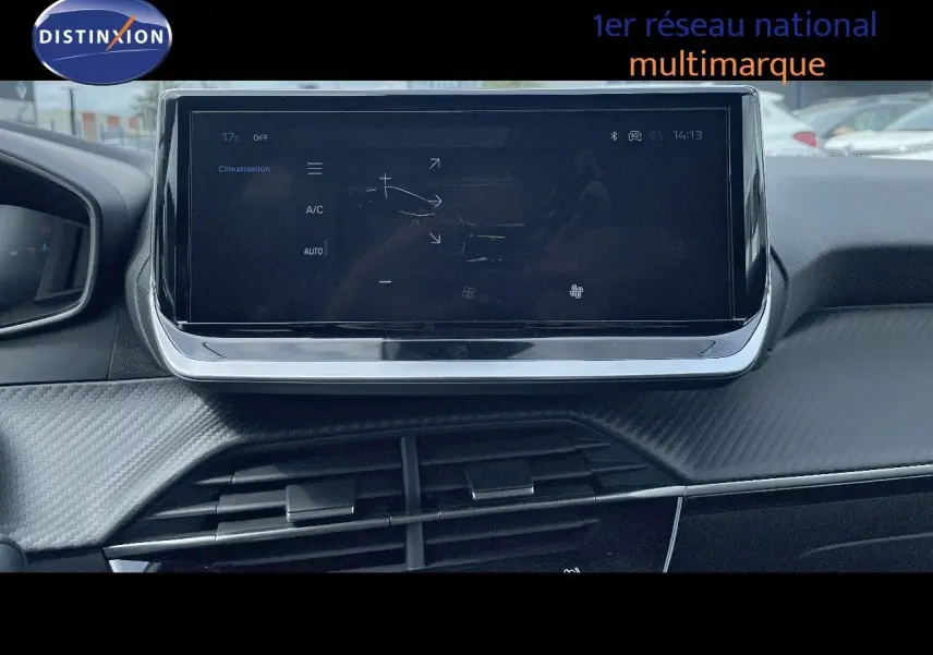 Vue rapprochée de l'écran tactile central du tableau de bord de la Peugeot 208 jaune Agueda Metal.