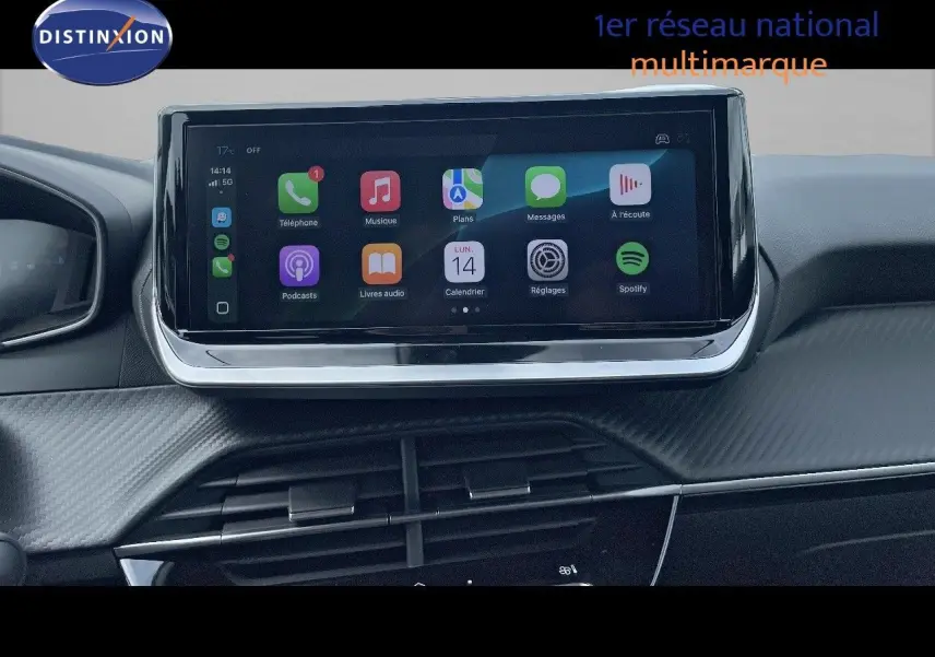 Vue rapprochée de l'écran tactile central du tableau de bord de la Peugeot 208 jaune Agueda Metal, affichant les applications connectées.