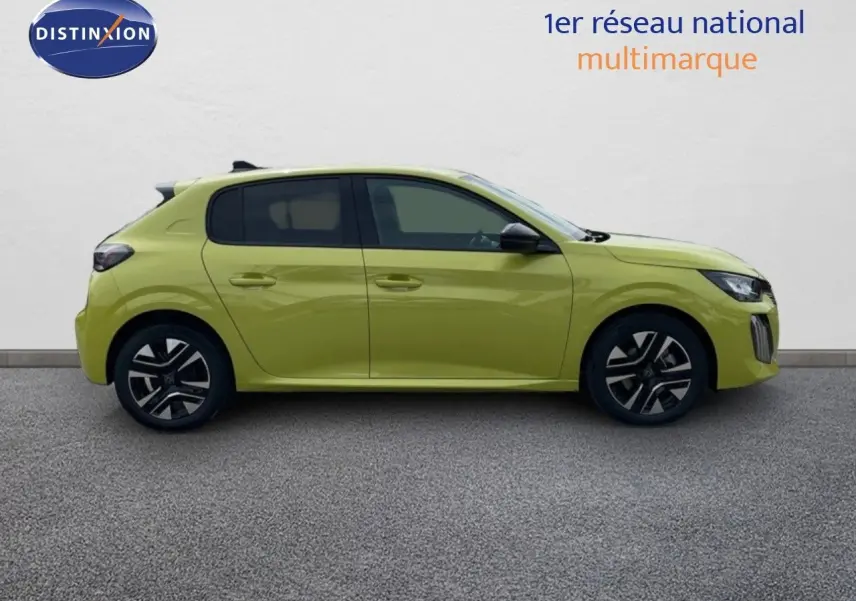 Profil droit d'une Peugeot 208 1.2 PureTech 100ch Allure 2025 en jaune Agueda métal avec jantes noires et grises.