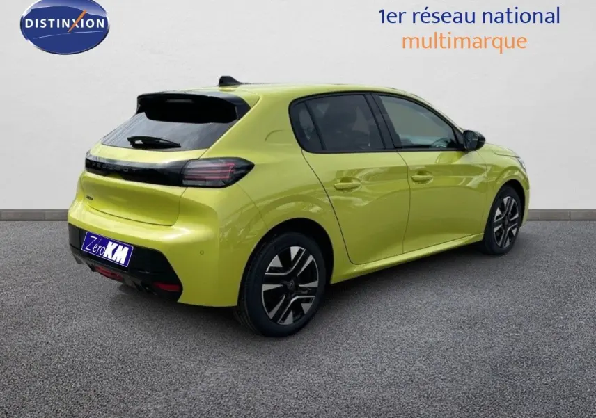 Vue 3/4 arrière droite d'une Peugeot 208 jaune Agueda Métal avec jantes alliage et feux arrière LED foncés.