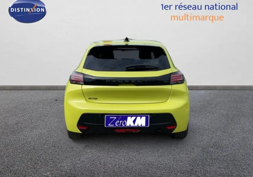 Vue arrière d'une Peugeot 208 jaune Agueda Métal 2025 avec feux LED et hayon noir brillant.