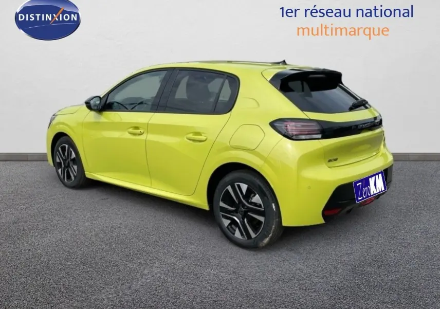 Vue 3/4 arrière droite d'une Peugeot 208 jaune Agueda Metal avec feux arrière LED et jantes alliage.