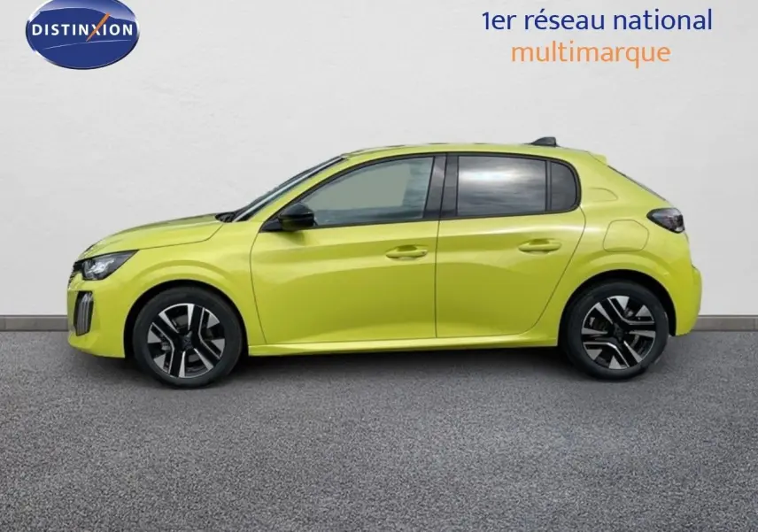 Profil côté gauche d'une Peugeot 208 jaune Agueda Metal 2025, avec jantes noires et toit noir contrastant.