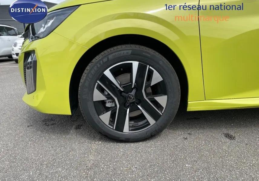 Gros plan sur la roue avant gauche et l’aile d’une Peugeot 208 jaune Agueda Metal, version 2025.