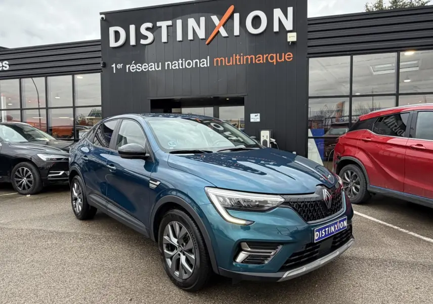 Renault Arkana bleu Zanzibar en 3/4 avant droit, avec jantes alliage grises et calandre noire distinctive.