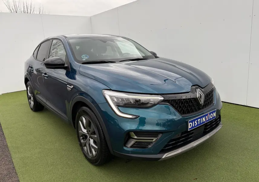 Renault Arkana bleu Zanzibar en 3/4 avant droit, avec jantes alliage et signature lumineuse LED distinctive.
