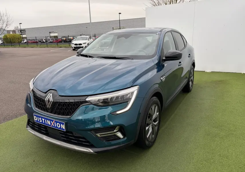 Renault Arkana bleu Zanzibar en 3/4 avant droit, avec calandre noire et jantes alliage grises 17 pouces.