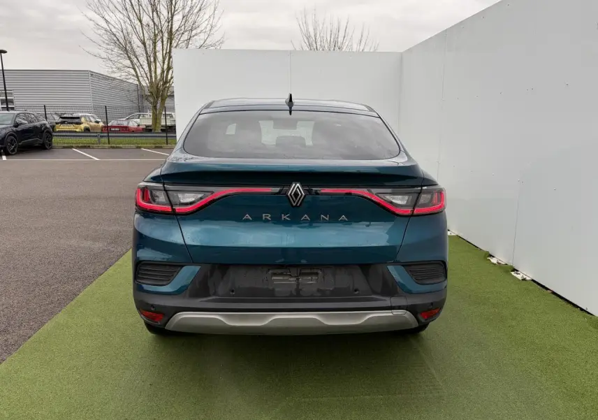 Vue arrière d'une Renault Arkana bleu Zanzibar avec feux LED reliés et lunette arrière surteintée.