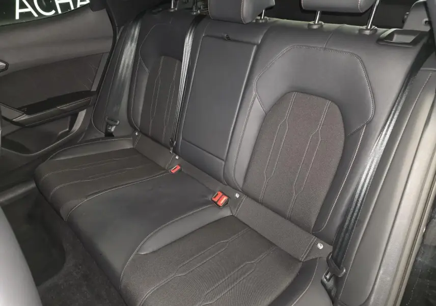 Vue intérieure de la banquette arrière noire en tissu et cuir du CUPRA Formentor 2025, avec surpiqûres contrastantes.