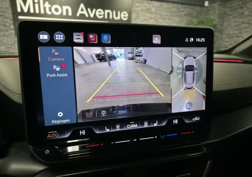 Écran tactile intérieur du CUPRA Formentor affichant la caméra de recul et l'assistance au stationnement.