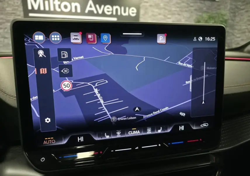 Écran tactile du système de navigation 3D du CUPRA Formentor 2025, affichage carte en intérieur noir.