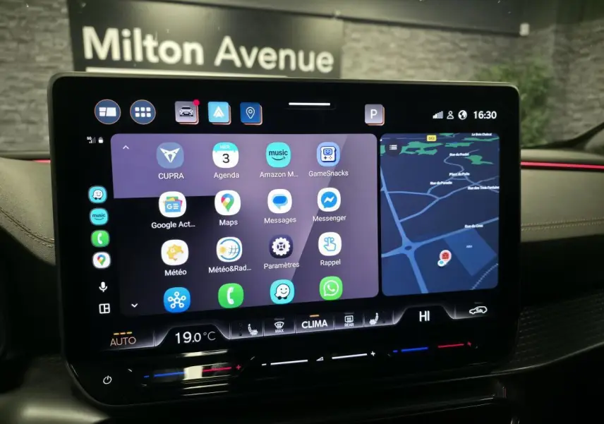 Écran tactile HD 12,9'' du CUPRA Formentor 2025 affichant navigation et applications, intérieur noir avec surpiqûres cuivrées.